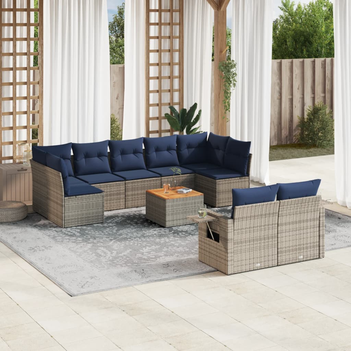 Outdoor-Terrassenset mit großem Ecksofa mit marineblauen Kissen, einem Couchtisch und einem Zweisitzer auf einem grauen Teppich.