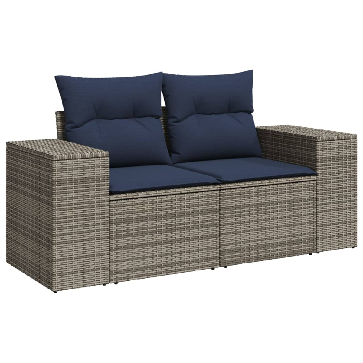 Ein zweisitziges Rattan-Sofa mit blauen Kissen. Das Sofa hat gewebte Seiten und Rückenlehnen, mit zwei Kissen auf dem Sitz.