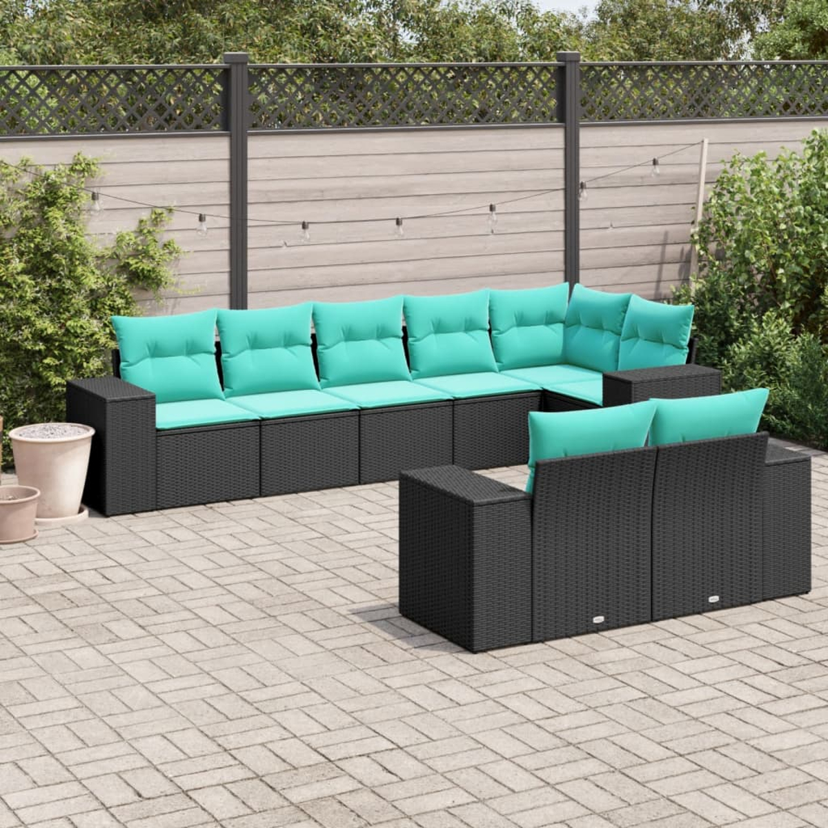 Garten-Sitzgruppe mit schwarzen Rattanrahmen und türkisfarbenen Kissen. Das Set umfasst ein Ecksofa und ein Zweisitzer.