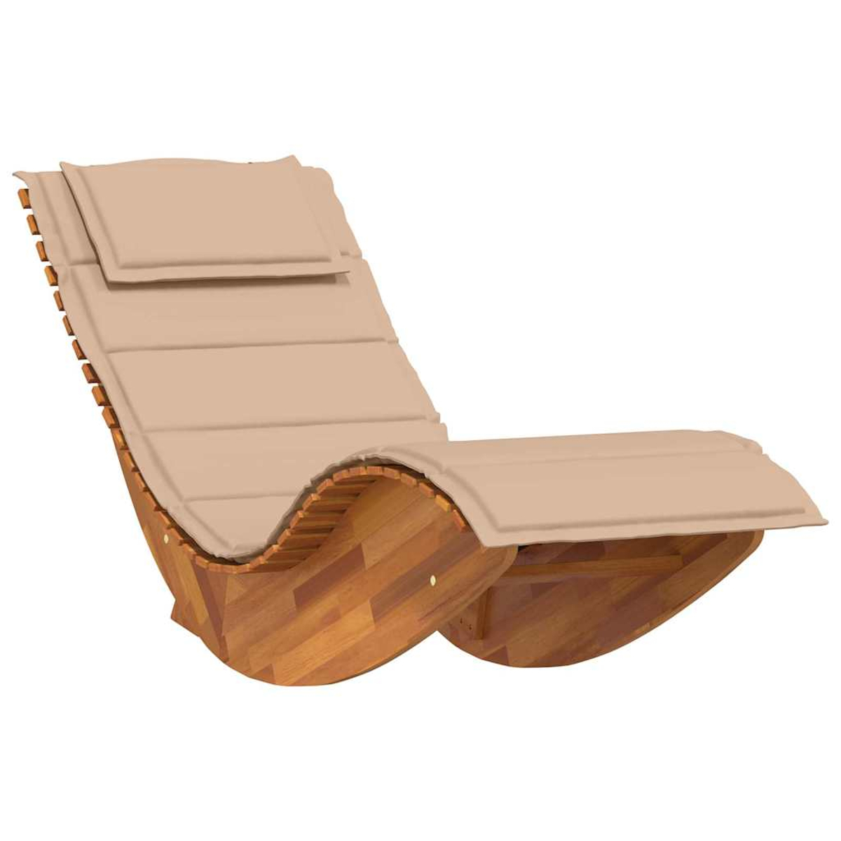 Una tumbona de madera con cojines beige. La silla tiene un marco de madera curvado y un reposacabezas. Aislada sobre blanco.