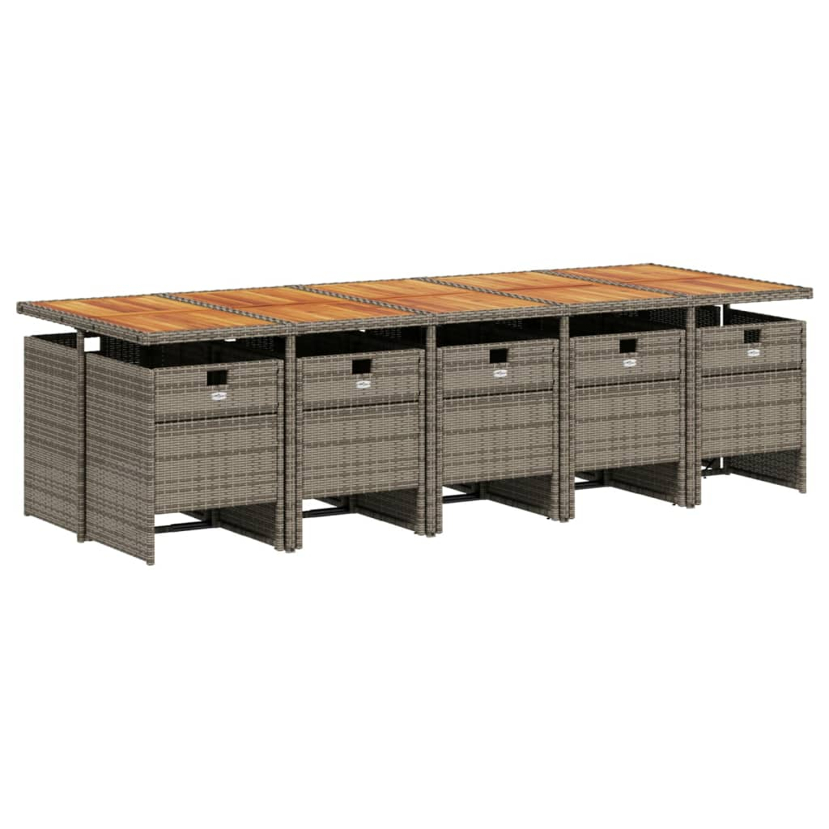 Ein langer Outdoor-Tisch mit Holzplatte. Darunter befinden sich mehrere gewebte Staufächer. Der Tisch ist leer und vor weißem Hintergrund.