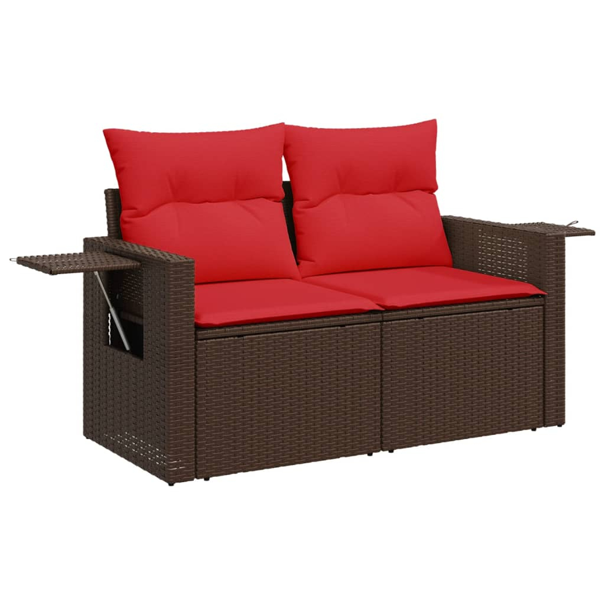 Ein braunes Korbmöbel-Sofa mit roten Kissen. Es hat zwei Sitze, zwei Rückenkissen und zwei Armlehnen mit ausziehbaren Beistelltischen.