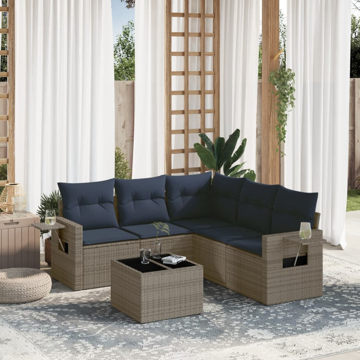 Outdoor-Ecksofa mit blauen Kissen und einem passenden Couchtisch auf einem gemusterten Teppich, in der Nähe von weißen Vorhängen.