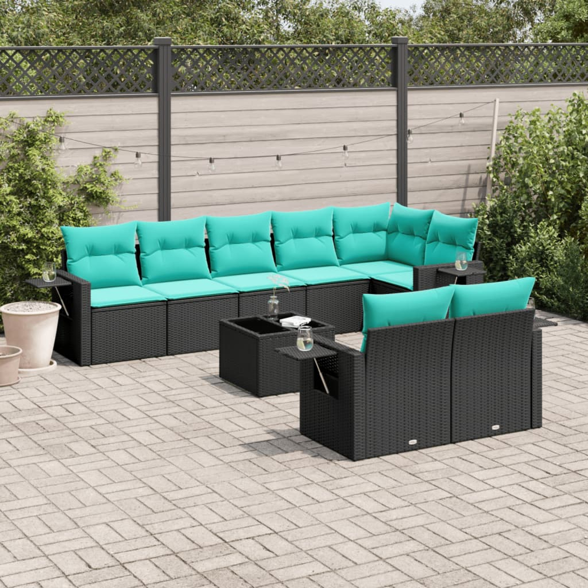 Garten-Set mit schwarzer Korbmöbel und türkisfarbenen Kissen. Enthält ein Ecksofa, einen Couchtisch und zwei Sessel.