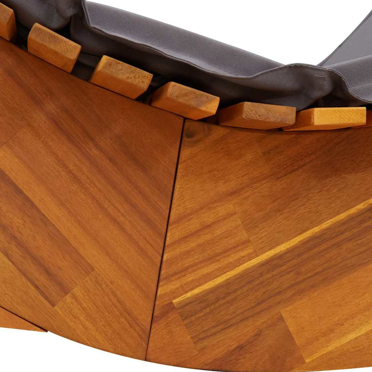 Holzkonstruktion mit dunkelgrauem Stoff. Das Holz ist braun und das Design ist eckig.