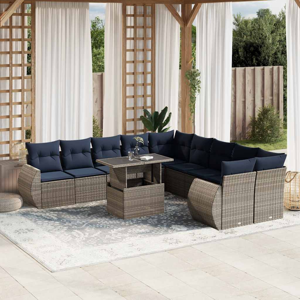 Garten-Sitzgruppe mit blauen Kissen und einem Tisch auf einem Teppich. Vorhänge und Holzstruktur sind sichtbar.