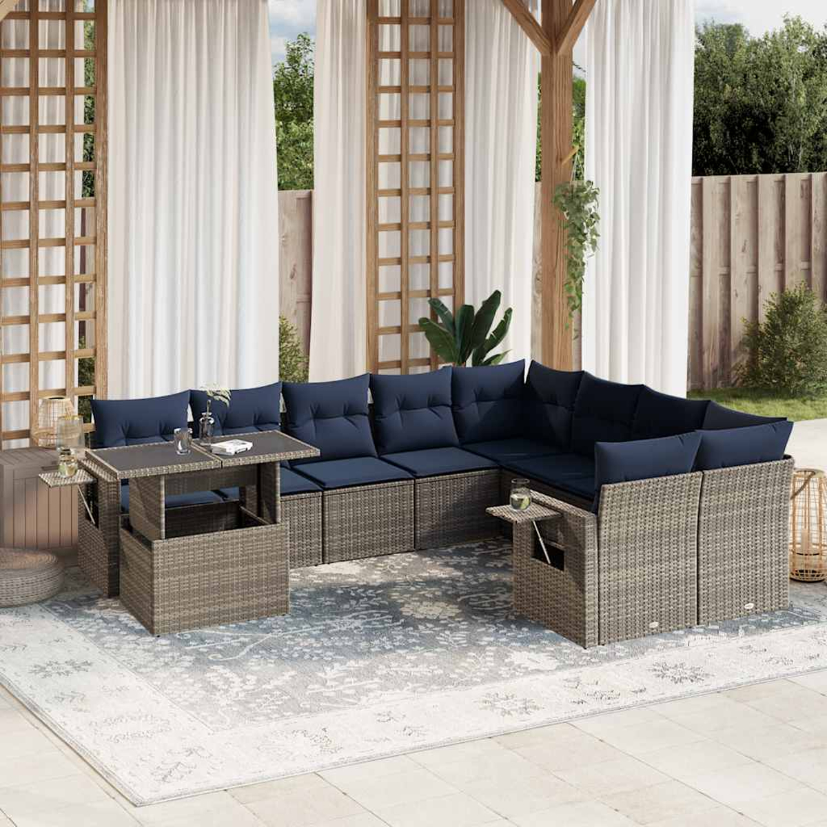 Outdoor-Ecksofa mit marineblauen Kissen. Tisch, Teppich und Vorhänge sind im Hintergrund. Holzpergola im Hintergrund.