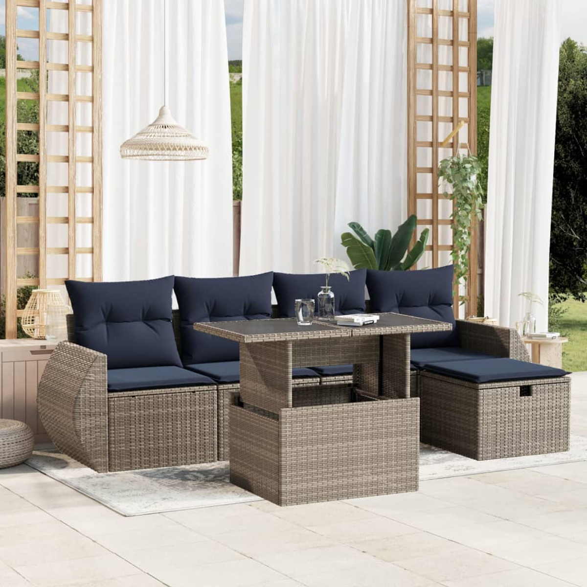 Gartenmöbel-Set mit grau gewebtem Rahmen und blauen Kissen. Beinhaltet einen Tisch, ein Sofa und einen Stuhl. Weiße Vorhänge im Hintergrund.