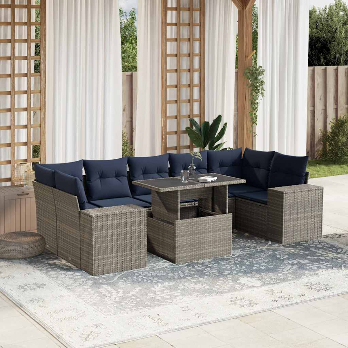 Garten-Sitzgruppe mit blauen Kissen, einem Tisch und einem Teppich auf einer Terrasse mit Vorhängen und einem Holzrahmen.