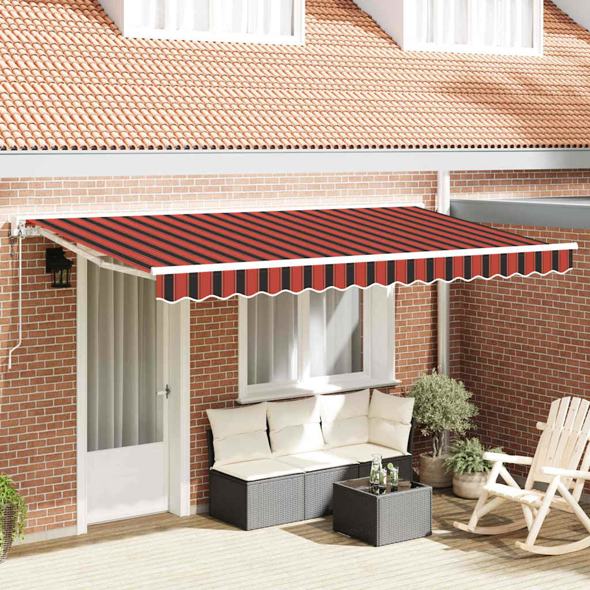 Szene im Freien mit gestreifter Markise über einer Terrasse. Enthält ein Sofa, einen Tisch, einen Schaukelstuhl und Topfpflanzen. Backsteinmauer im Hintergrund.