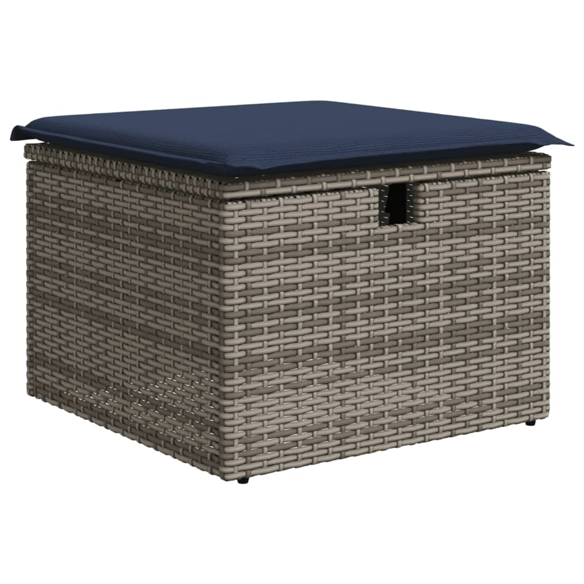 Ein gewebter Wicker-Aufbewahrungshocker mit einem marineblauen Kissen oben. Der Hocker ist quadratisch und hat einen Griff an der Vorderseite.