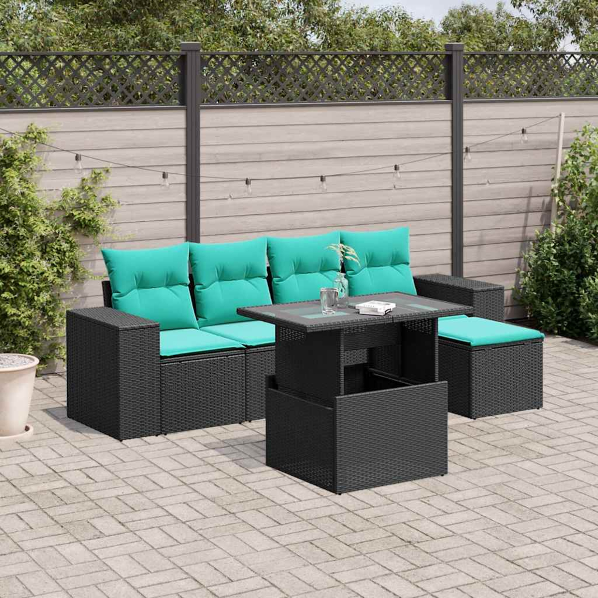 Outdoor-Terrassenset mit schwarzen Korbmöbeln, türkisfarbenen Kissen und einem Tisch mit Glasplatte. Enthält ein Sofa, eine Ottomane und einen Couchtisch.