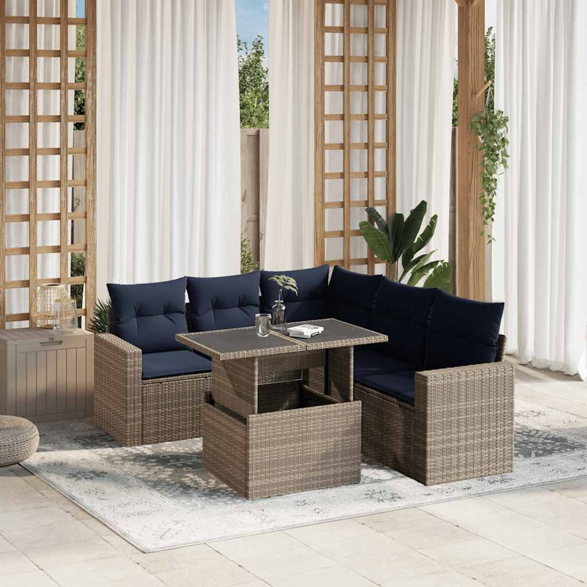 Outdoor-Sitzgruppe mit marineblauen Kissen und einem Tisch mit Hubfunktion. Weiße Vorhänge und ein Holzgitter schaffen eine Terrassenumgebung.