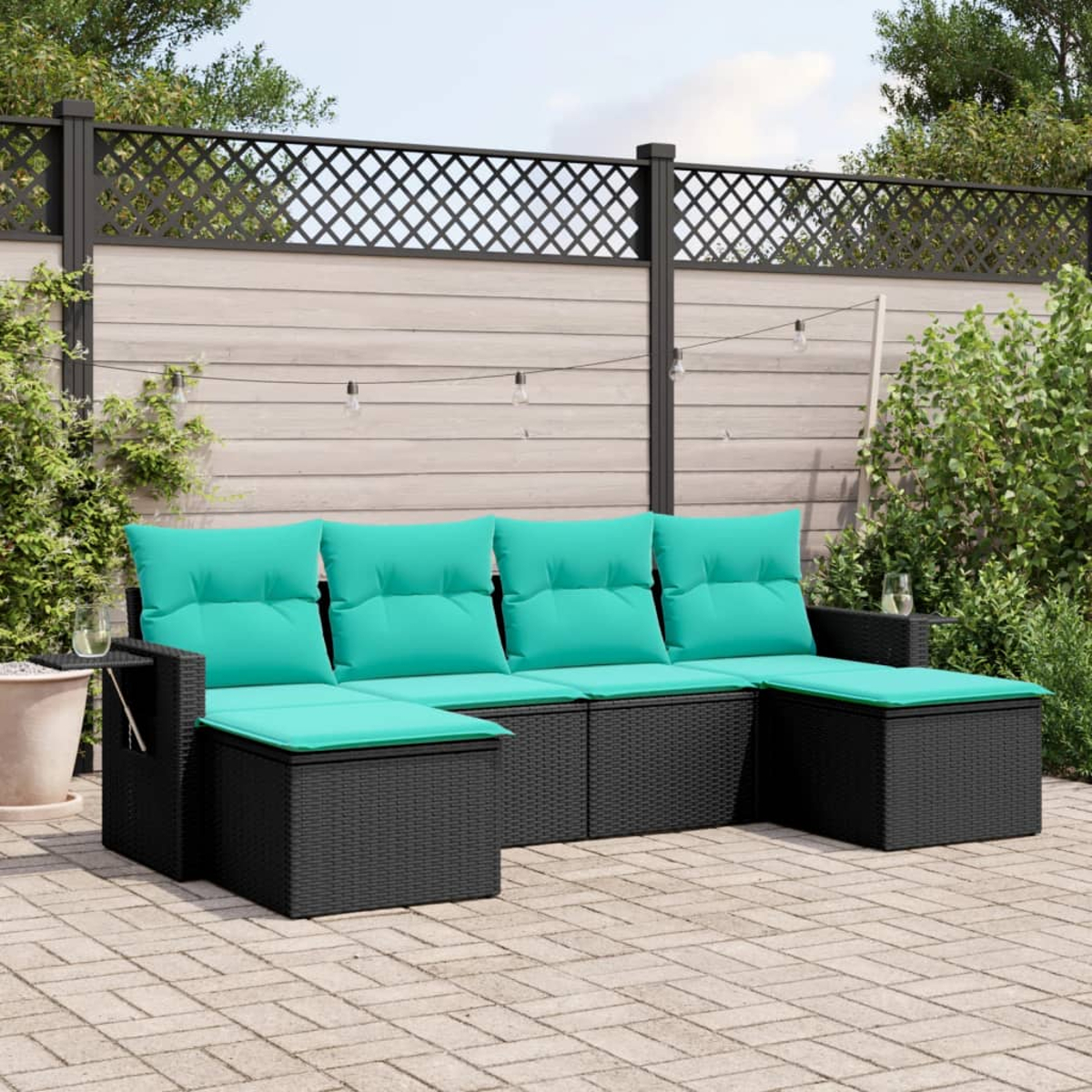 Schwarzes Outdoor-Wicker-Ecksofa mit türkisfarbenen Kissen. Im Hintergrund befinden sich eine Ziegelterrasse, ein Zaun und Pflanzen.