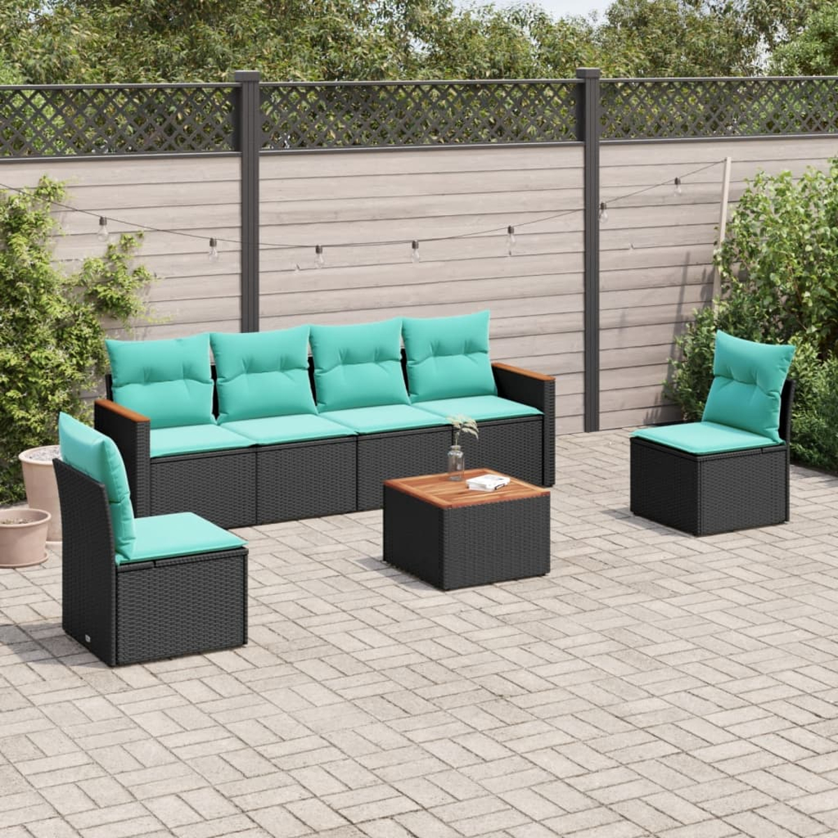 Gartenmöbel-Set. Enthält ein Sofa, zwei Stühle und einen Couchtisch. Alle haben türkisfarbene Kissen und dunkle Korbflechtrahmen.