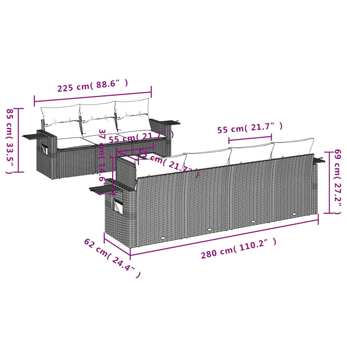 Zwei Outdoor-Sofas aus Korbgeflecht mit Kissen und Beistelltischen. Abmessungen sind in cm und Zoll angegeben.