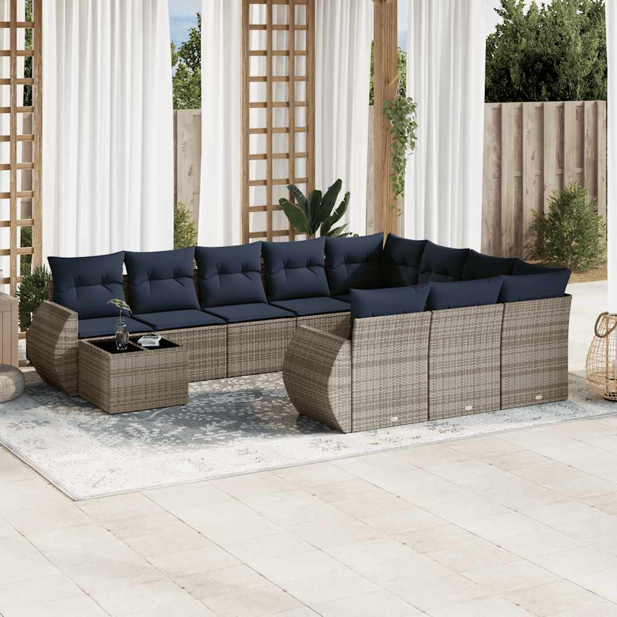 Outdoor-Ecksofa mit marineblauen Kissen, kleinem Tisch und Teppich. Die Szene spielt auf einer Terrasse mit Vorhängen und Holzrahmen.