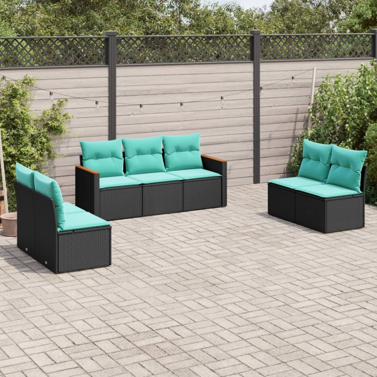 Gartenmöbel-Set mit drei Teilen: ein Sofa, ein Zweisitzer und ein einzelner Stuhl, alle mit türkisfarbenen Kissen, auf einer gepflasterten Terrasse.