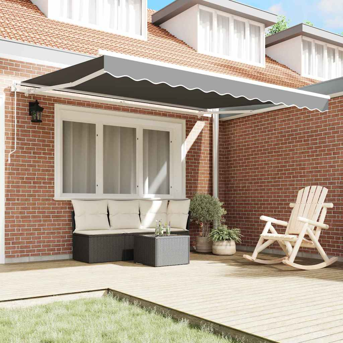 Ein graues Sonnensegel beschattet eine Terrasse mit einer Bank, einem Tisch und einem Schaukelstuhl. Ein Backsteinhaus und Rasen vervollständigen die Szene.