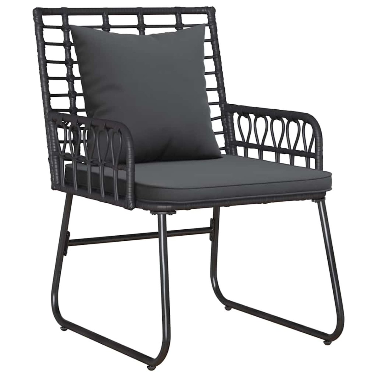Schwarzer Rattan-Stuhl mit grauem Kissen und Kissen. Der Rahmen ist aus Metall. Der Stuhl hat Armlehnen.
