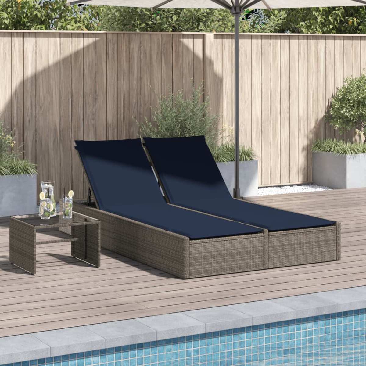 Zwei marineblaue Liegestühle neben einem kleinen Tisch mit Getränken. Holzterrasse neben einem Pool und einem Holzzaun.