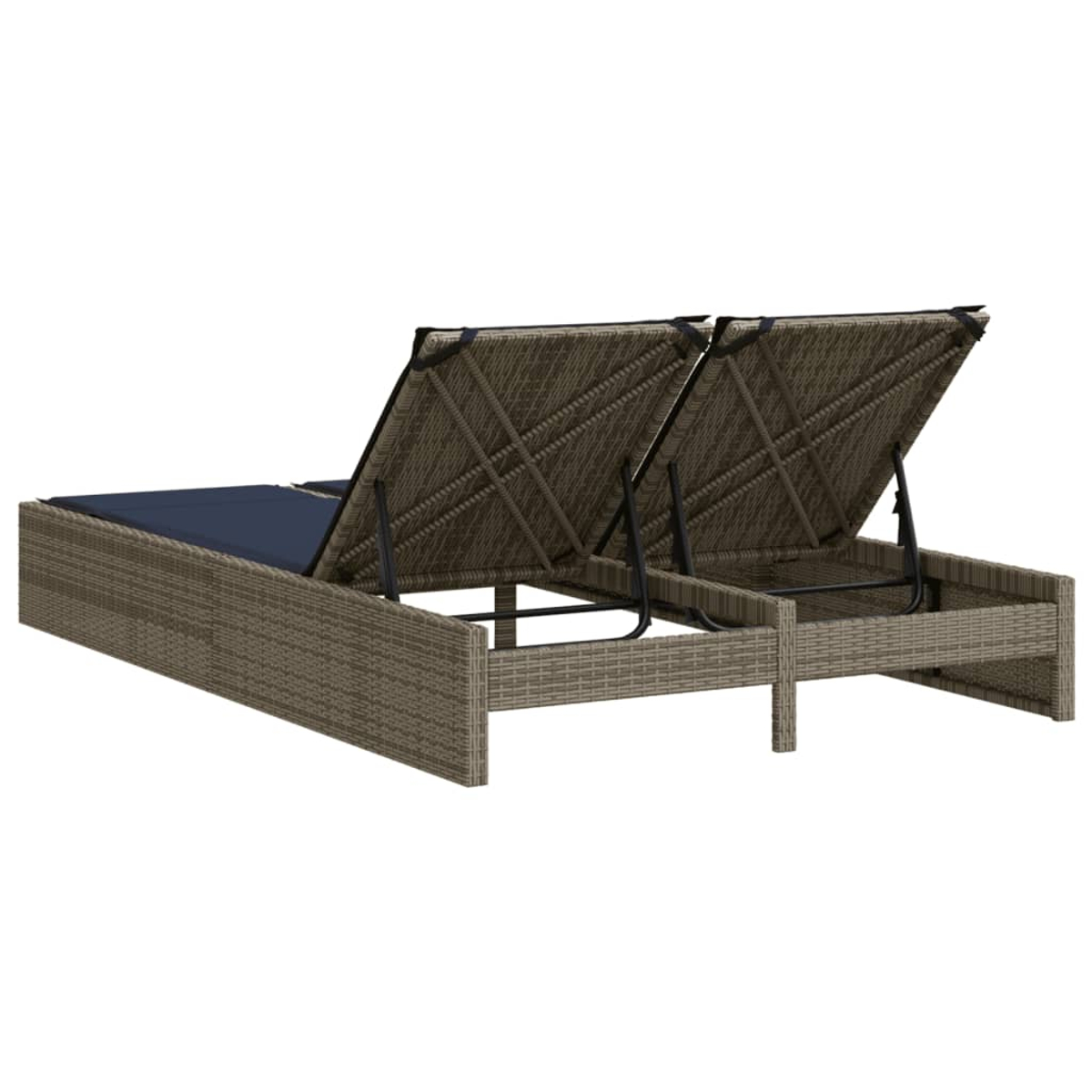 Eine doppelte Outdoor-Chaiselongue mit gewebten braunen Rückenlehnen und Sockel, blauen Sitzkissen und schwarzen Metallstützen.