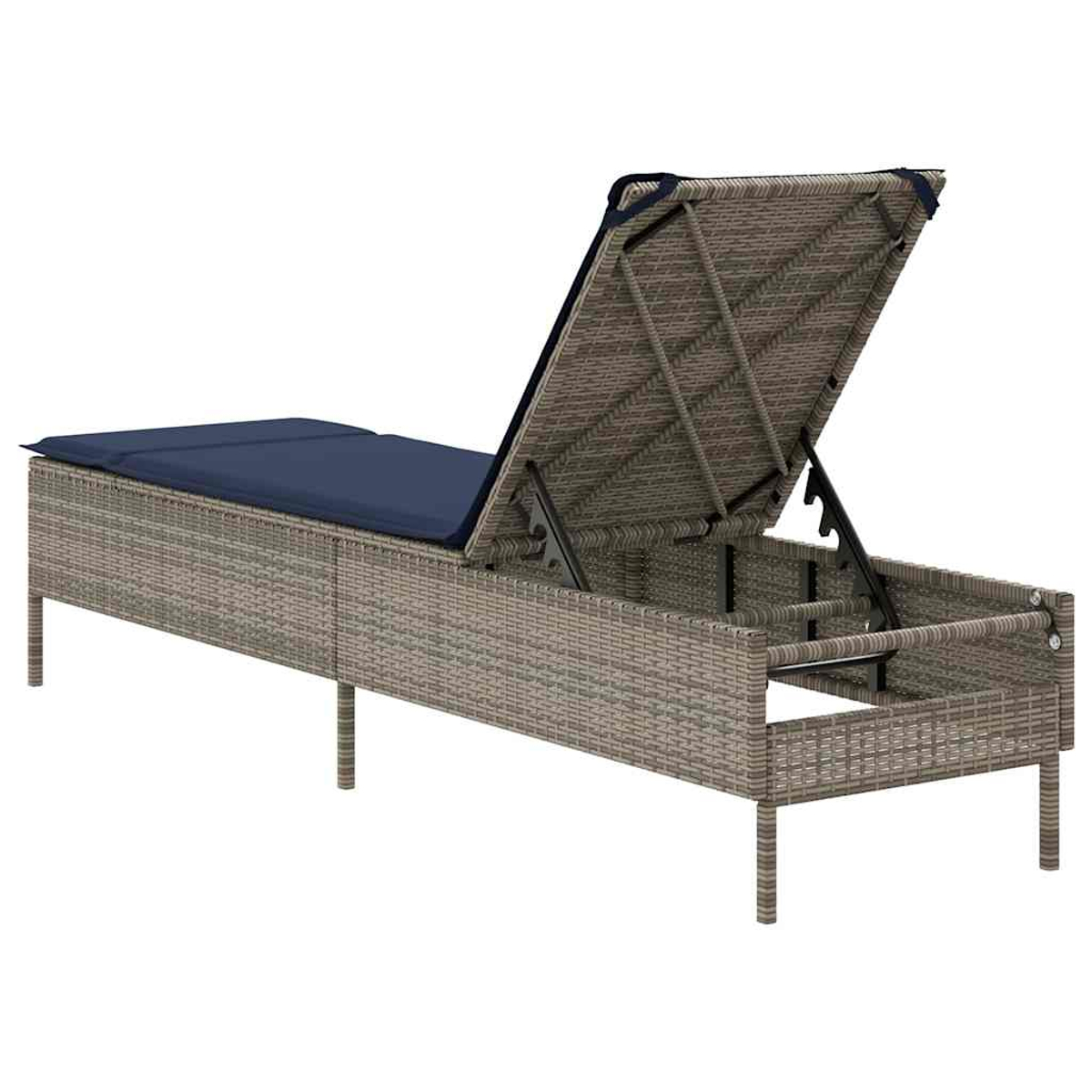 Eine Liege im Wicker-Stil mit blauem Kissen und verstellbarer Rückenlehne. Die Rückenlehne ist teilweise angehoben und zeigt einen Stauraum.