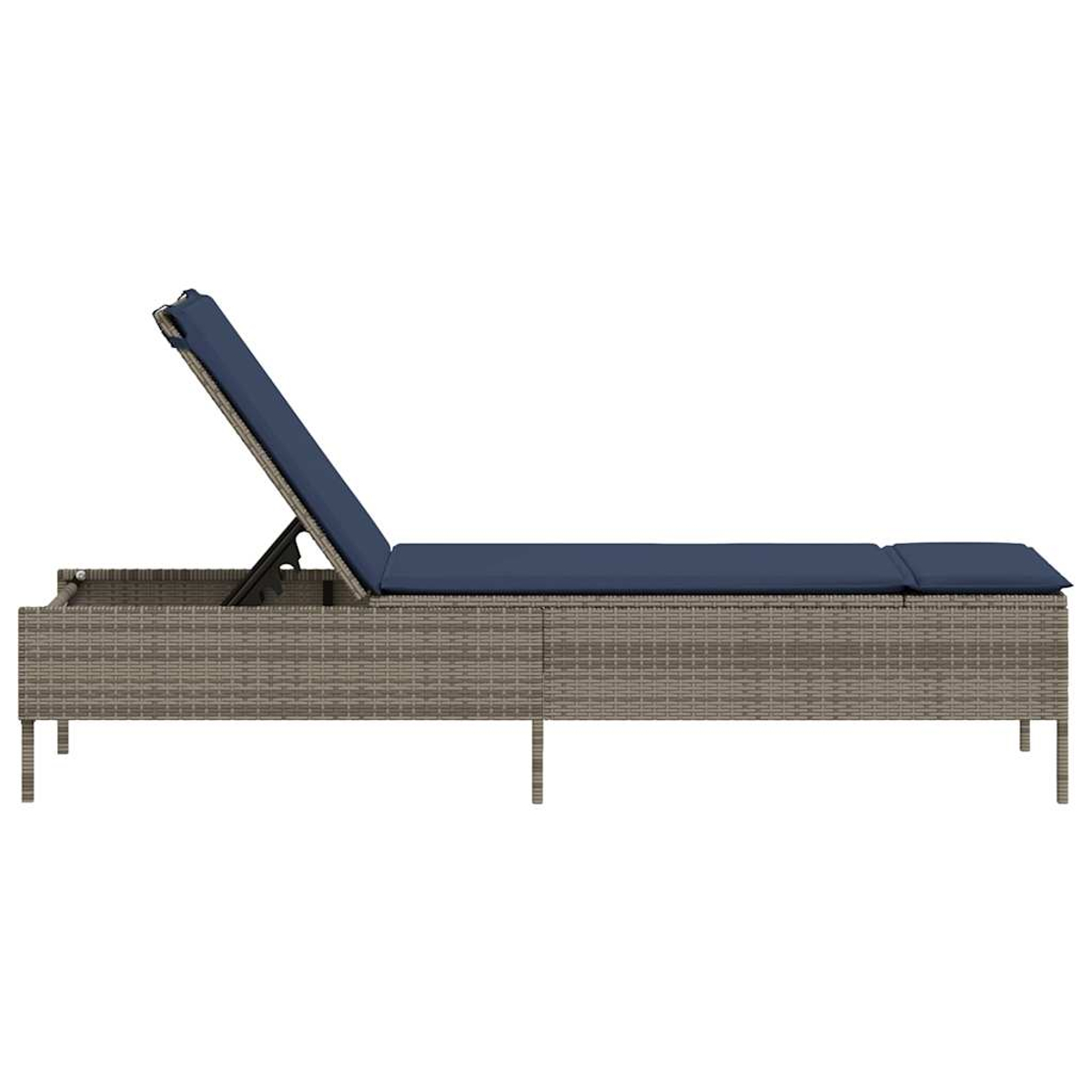 Eine graue Outdoor-Chaiselongue aus Korbgeflecht mit blauem Kissen und Rückenlehne wird vor weißem Hintergrund gezeigt.