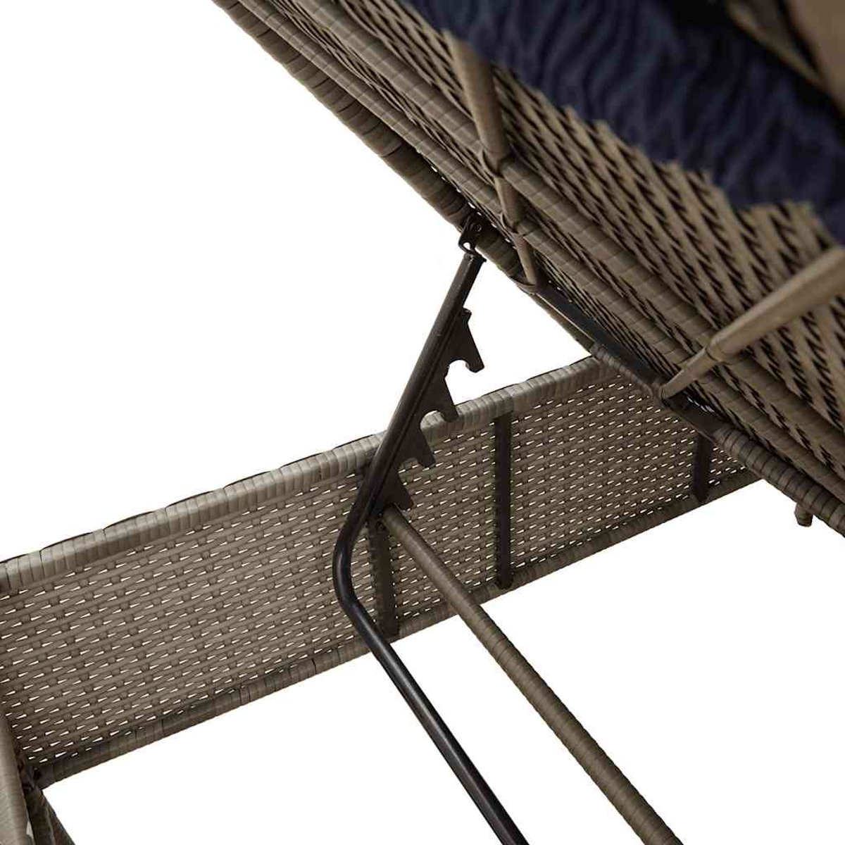 Nahaufnahme eines Korbstuhls mit hochgestellter Rückenlehne. Schwarzer Metallstützrahmen. Blaues Kissen sichtbar.