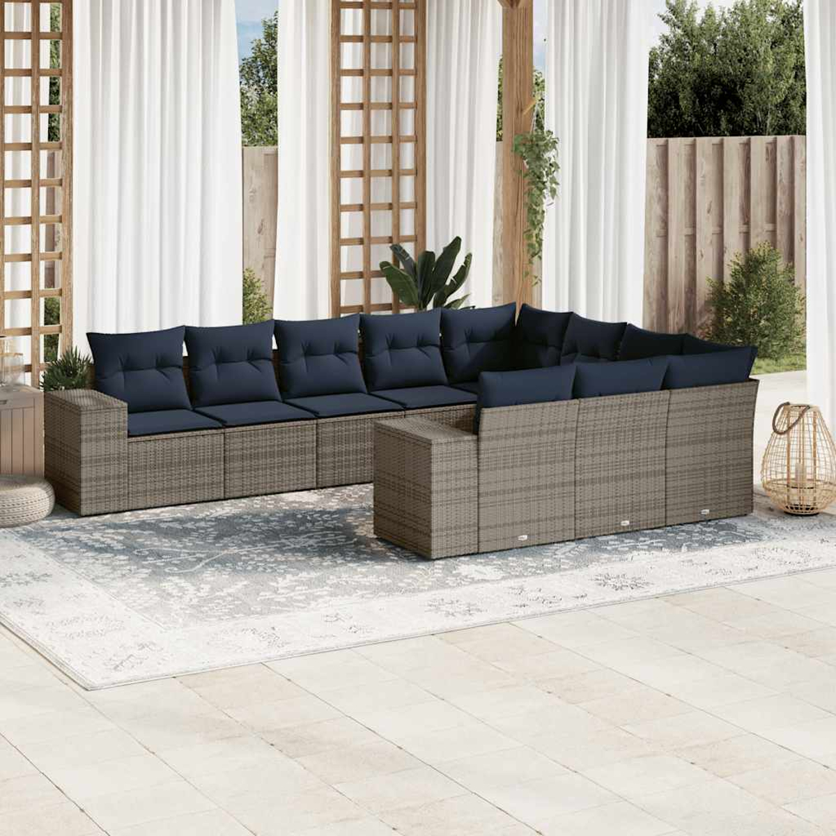 Outdoor-Ecksofa mit blauen Kissen auf einem Teppich. Die Szene spielt im Freien mit weißen Vorhängen und einem Holzgitter.