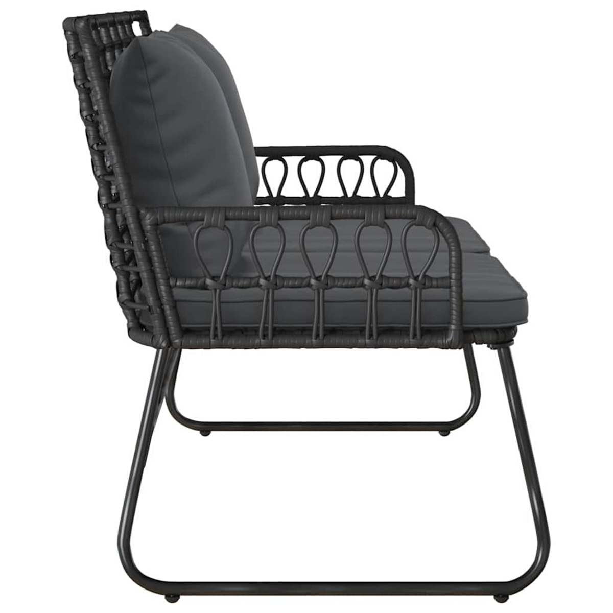 Seitenansicht eines schwarzen Outdoor-Liebesitzes aus Korbgeflecht. Er hat graue Kissen und Polster. Das Gestell ist aus schwarzem Metall.