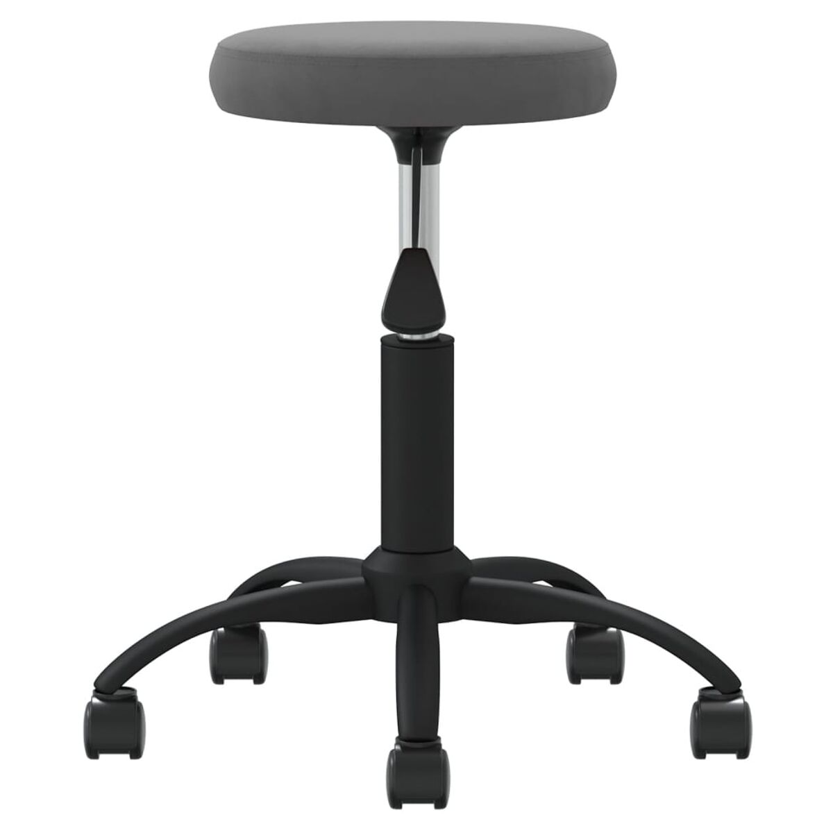 Ein grau gepolsterter Hocker mit schwarzem Gestell und Rollen. Der Mittelstiel ist schwarz mit einer Chrom-Einstellstange. Der Hocker ist isoliert.