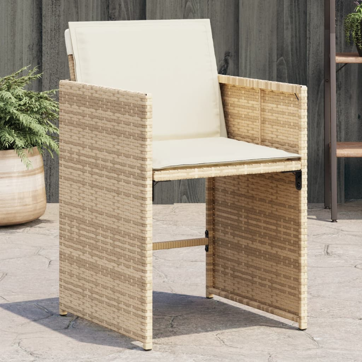 Ein Korbstuhl mit cremefarbenen Kissen steht auf einer Terrasse. Links ist eine Topfpflanze, im Hintergrund eine Holzwand.