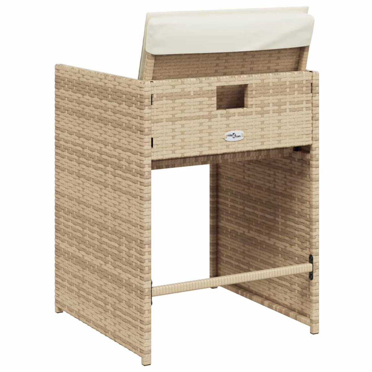 Ein beigefarbener Barhocker aus Rattan mit weißem Kissen. Er hat eine Fußstütze und ein Ausschnitt-Design.