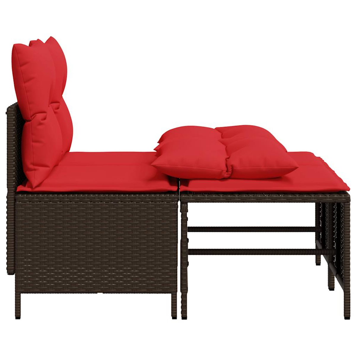 Ein braunes Outdoor-Sofa aus Korbgeflecht mit roten Kissen. Das Sofa hat eine Rückenlehne mit zwei großen Kissen und eine separate Fußstütze.