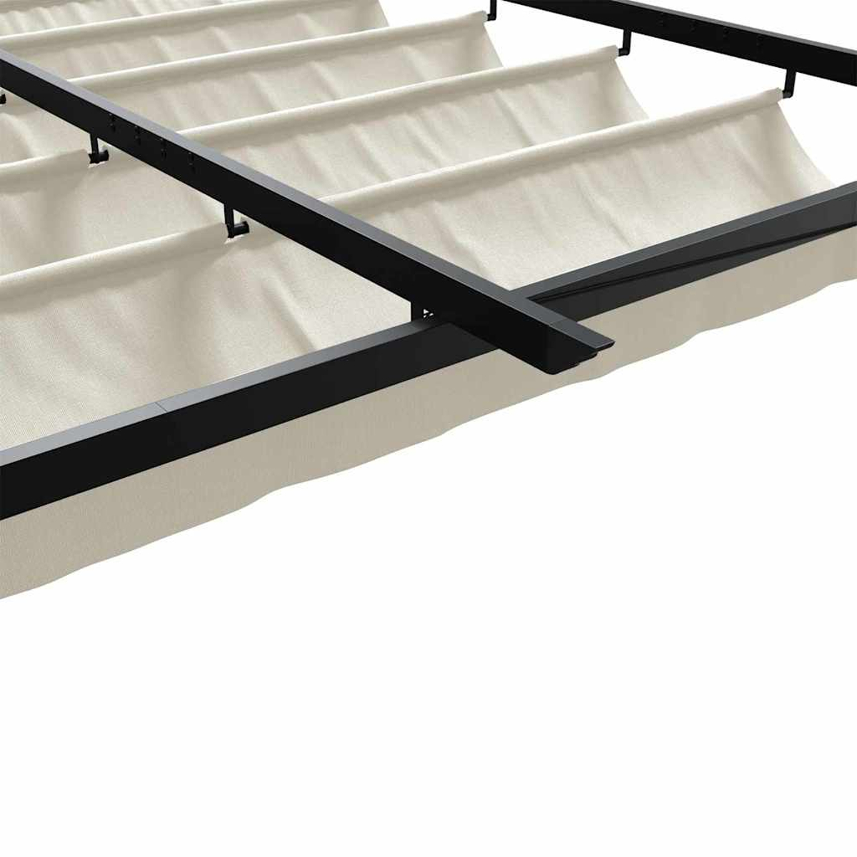 Ein schwarzes Metall-Pergola-Gestell mit cremefarbenen Stoffschirmen. Die Ansicht ist von unten, hinauf auf die Struktur.