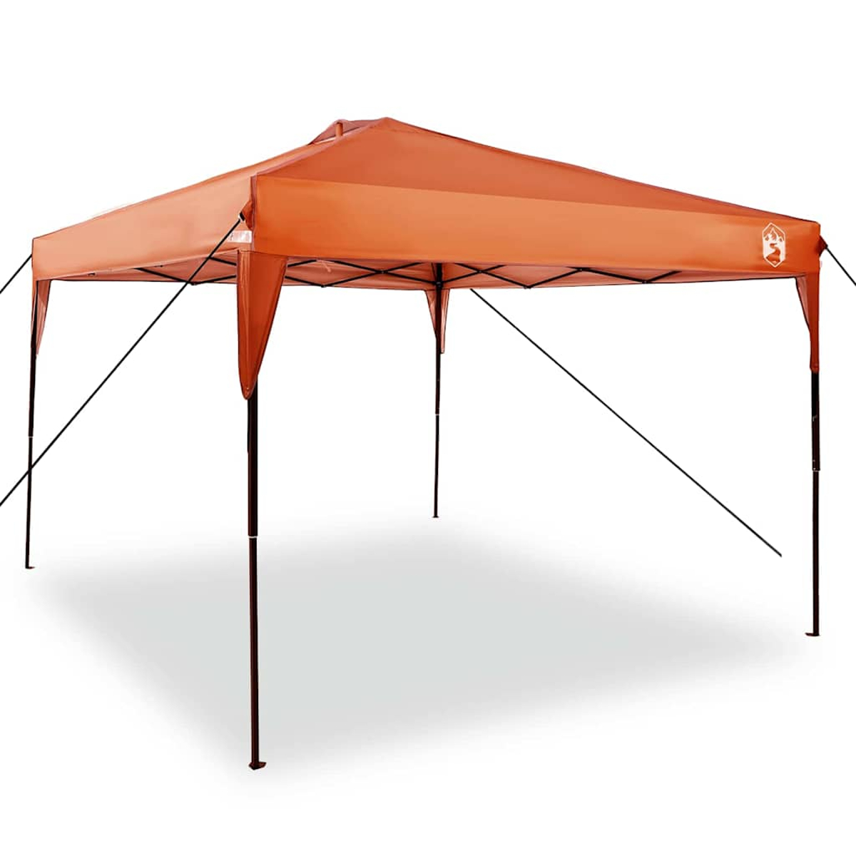 Un gazebo arancione pop-up è allestito. Ha una forma quadrata con pali di supporto neri e fili di supporto neri, su sfondo bianco.