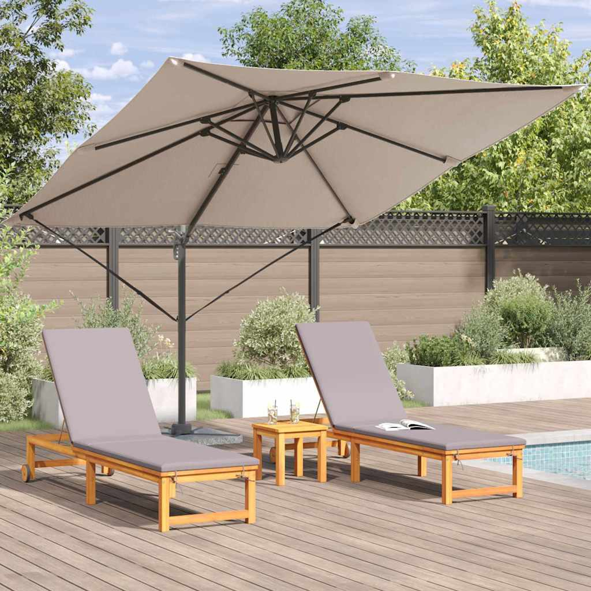 Due sedie a sdraio con cuscini grigi, un tavolino e un grande ombrellone beige su una terrazza di legno.