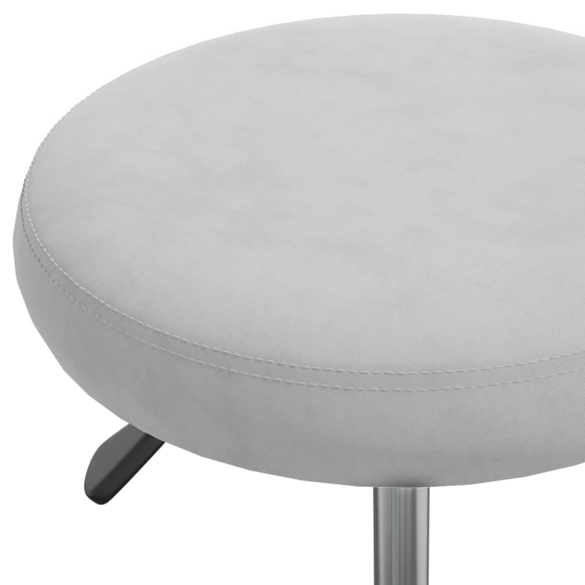 Primer plano de un taburete gris. El asiento redondo tiene un borde cosido. Tiene una pata y base de metal. El fondo está borroso.