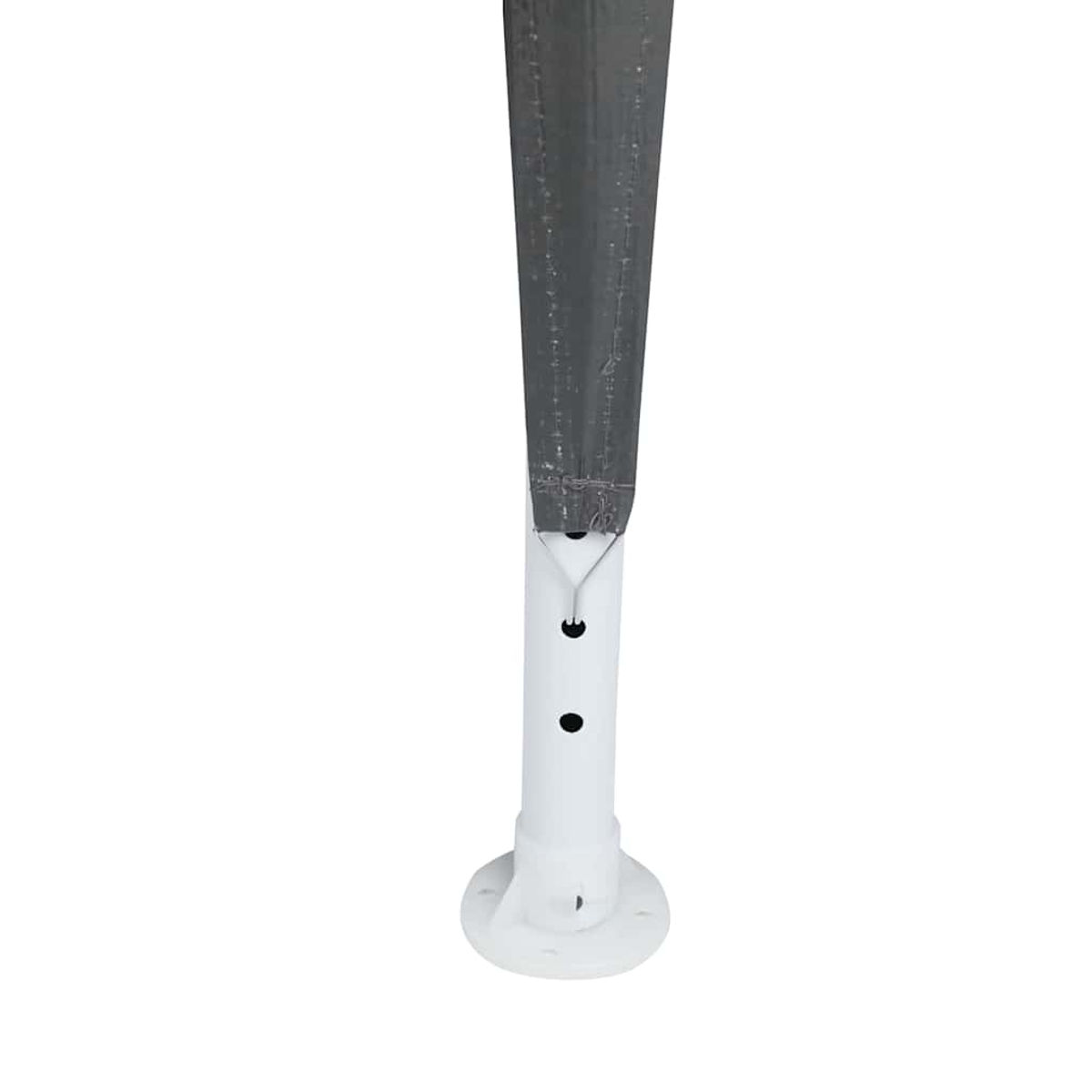 Un palo di tenda bianco con la parte superiore grigia. La gamba ha dei fori neri. La base è bianca e rotonda. Lo sfondo è bianco.