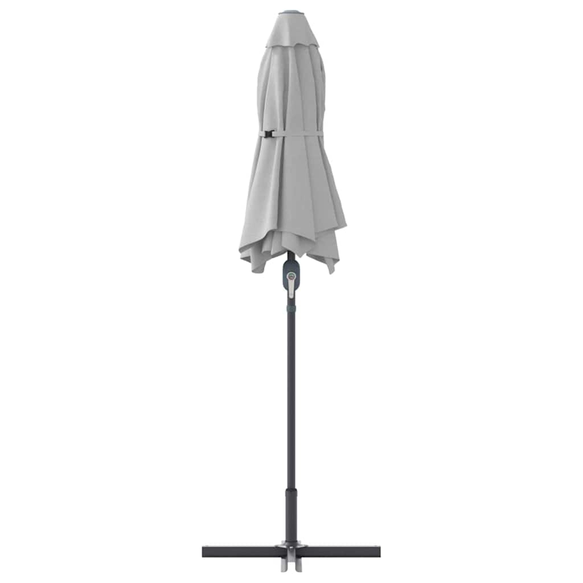 Un ombrellone da patio grigio chiaro chiuso su un palo nero, con una base nera. Lo sfondo è bianco.