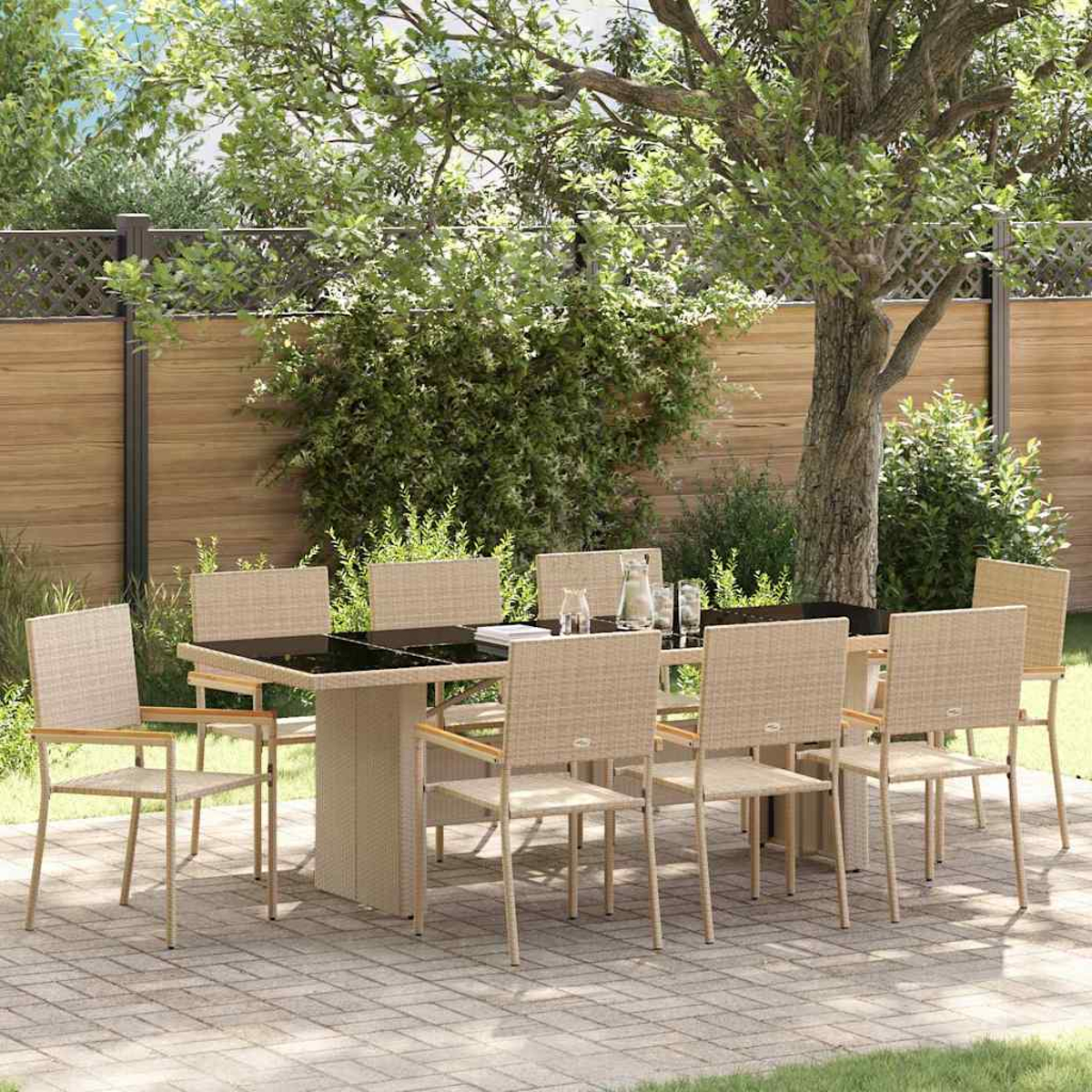 Una escena de comedor al aire libre con mesa y sillas. Un árbol da sombra, una valla de madera al fondo.
