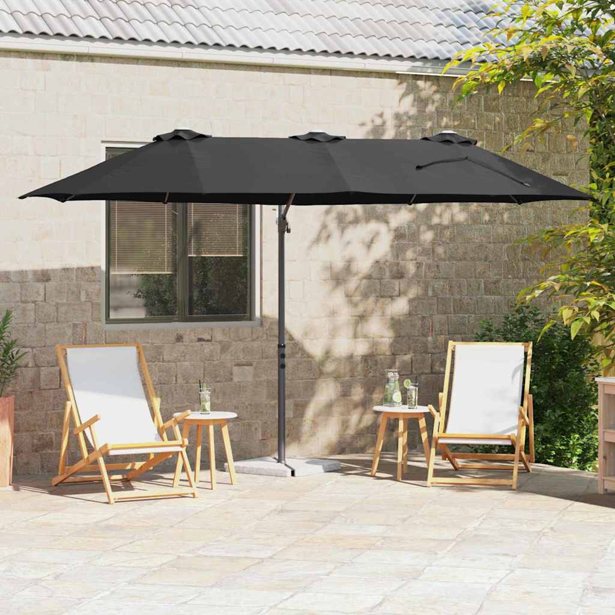 Una scena del patio con due sedie, tavolini e un ombrello nero. Un muro di mattoni e una finestra sullo sfondo.