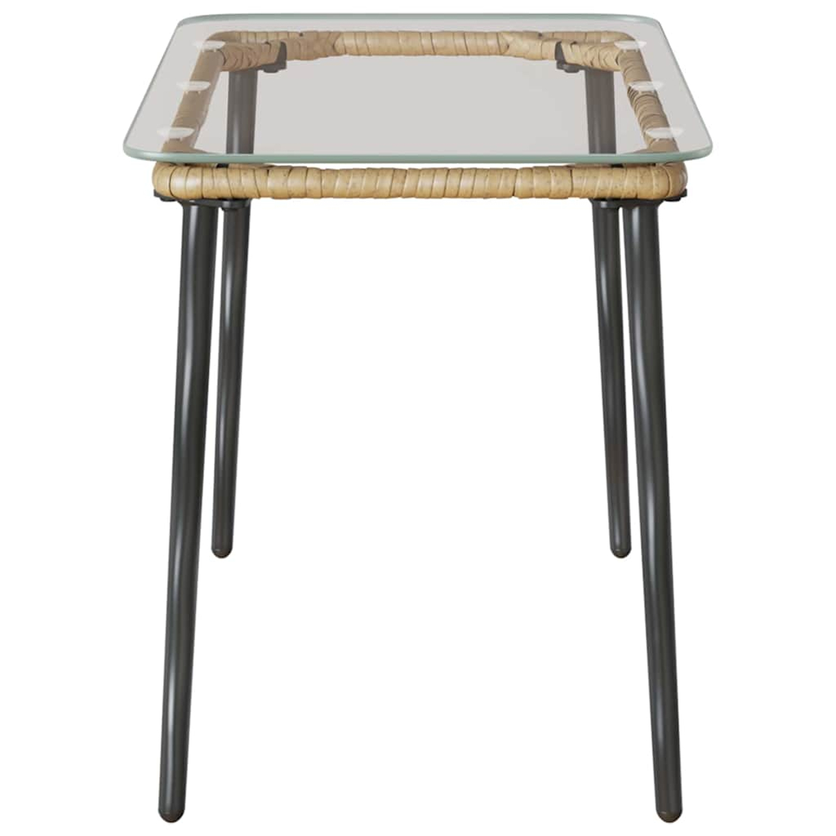 Una mesa pequeña con tapa de cristal y marco tejido. Tiene cuatro patas de metal oscuro. El fondo es blanco.