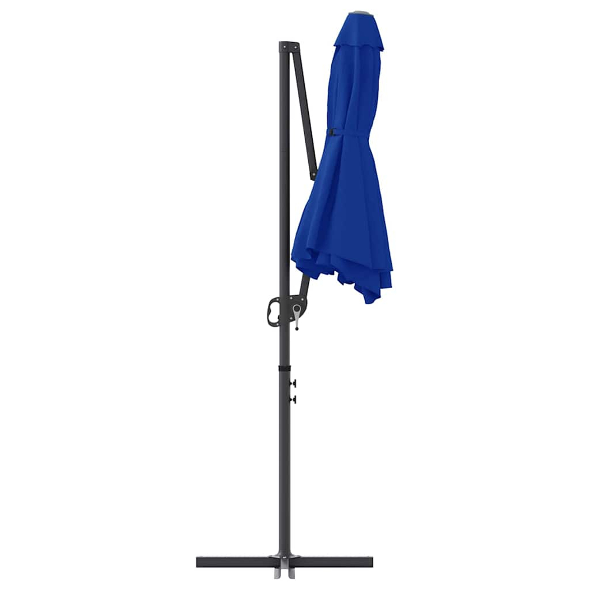 Un ombrellone blu a sbalzo è piegato. Ha un telaio e una base in metallo nero. Lo sfondo è bianco.