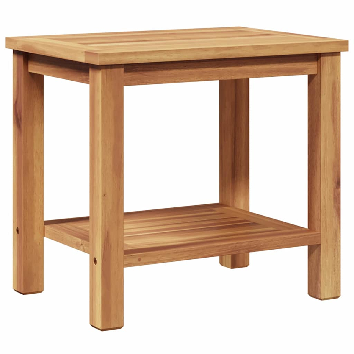 Una mesa auxiliar de madera con una parte superior cuadrada y un estante inferior. Tiene cuatro patas y está hecha de madera marrón claro.
