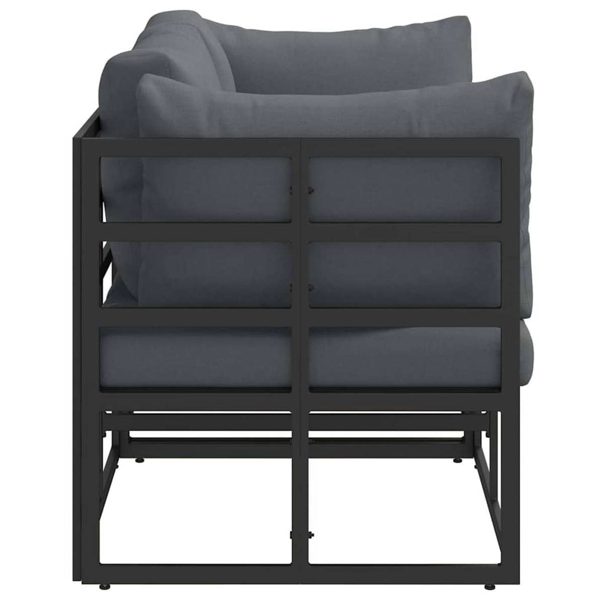 Ein moderner grauer Outdoor-Sofa. Es hat ein schwarzes Metallgestell mit grauen Kissen. Die Kissen sind dick und rechteckig.