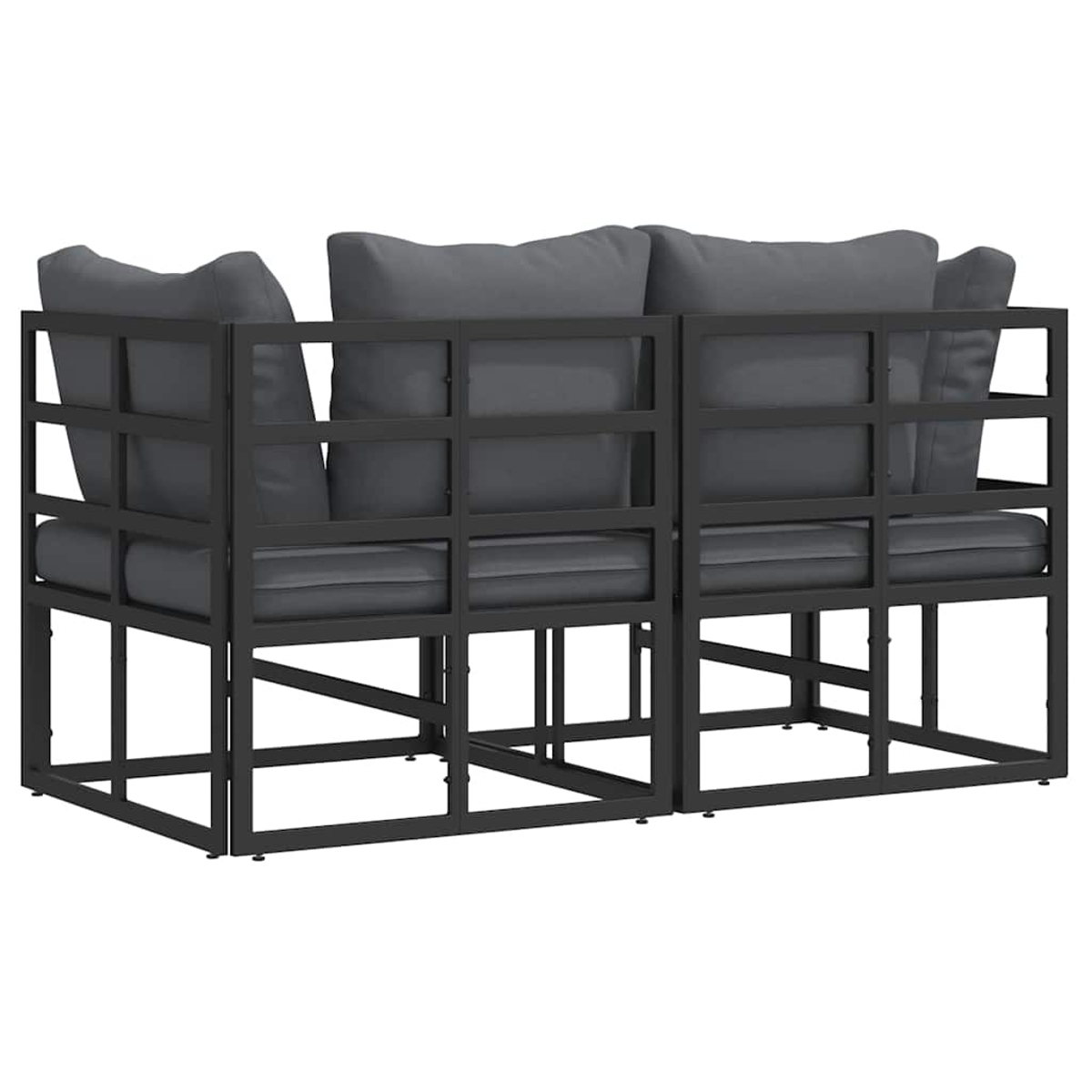 Zweiteiliges Outdoor-Sofaset. Dunkelgraue Kissen auf schwarzen Metallrahmen. Jedes Teil hat Sitz, Rückenlehne und Armlehnen.