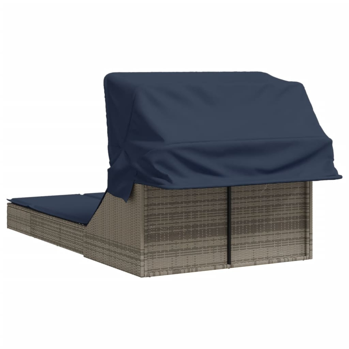 Ein geflochtenes Tagesbett im Freien mit einem marineblauen Baldachin und Kissen. Das Bett steht auf weißem Hintergrund.