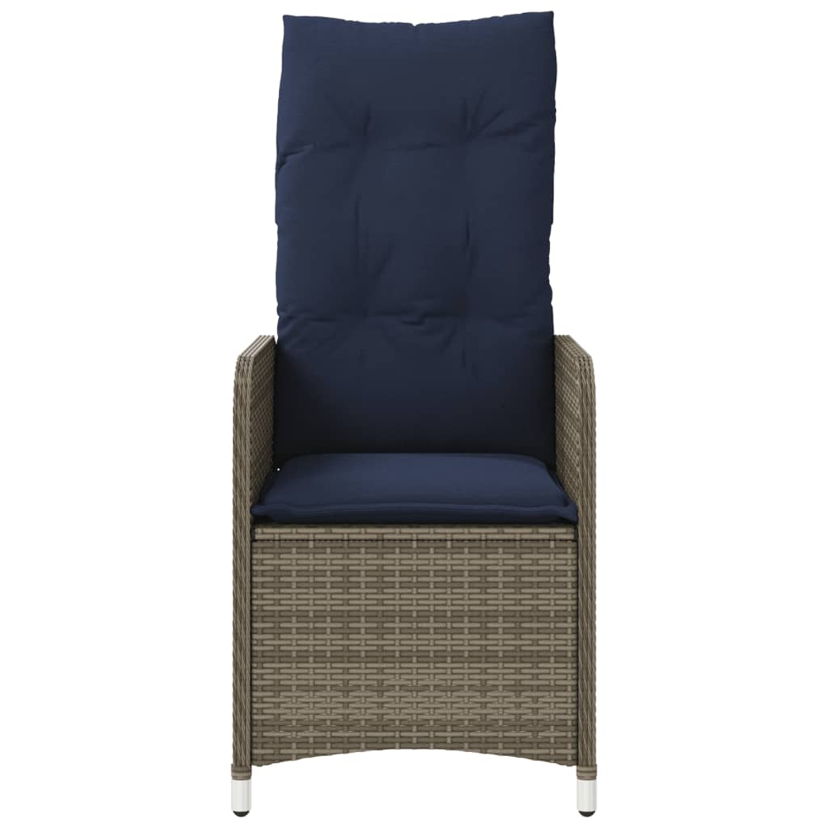 Silla de mimbre con cojines azul marino. Respaldo alto, reposabrazos y cojín de asiento. Fondo neutro.